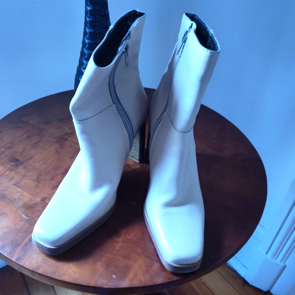 Candie's Y2K beige zip-up stacked heel ankle boots in cream